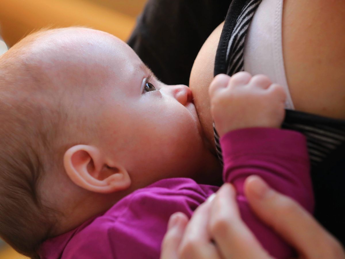 Allaitement Pas Devant Les Enfants Le Tabou Et Les Critiques Viennent Souvent Des Femmes