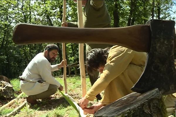 Un métier à tisser vertical fabriqué à l'aide d'outil fait maison  