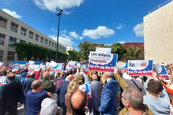 Le 23 juin, à Courbevoie, des milliers de personnes ont participé au rassemblement contre l'antisémitisme après le viol d'une enfant de 12 ans une semaine plus tôt