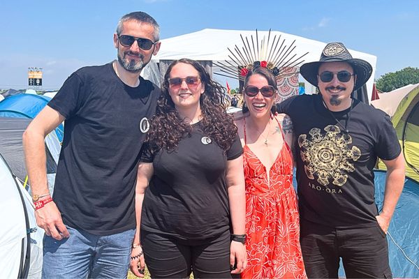 Charline, Nico, Yoann et Amandine, quatre festivaliers solitaires, unis par leur passion commune.