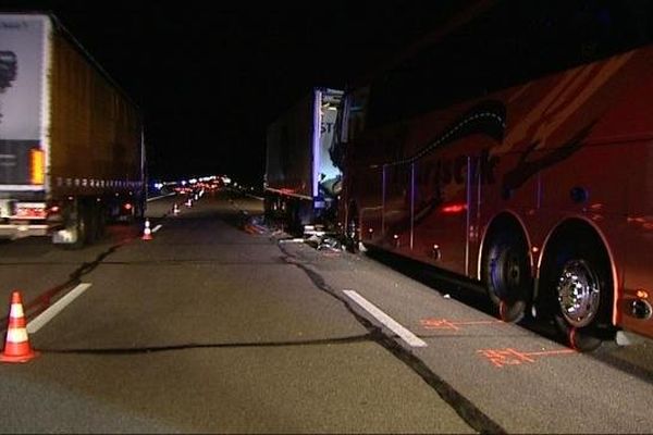 L'accident s'est produit vers 0h30 sur l'A6, à hauteur de Fleurville, dans le sens Paris-Lyon, le car a percuté la camion par l'arrière