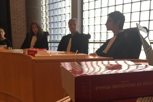 Des lycéens de Clermont-Ferrand sont devenus les acteurs d'un procès fictif jeudi 24 mai au tribunal de grande instance. L'occasion de découvrir les rouages de la justice. 