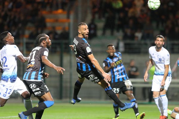 79e minute : Medhy Guezoui réduit le score de la tête (1-2)... mais deux autres buts icaunais viendront sceller la rencontre.