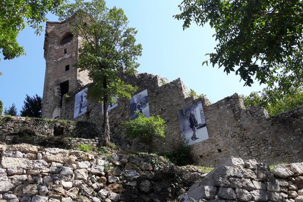 la tour pentagonale et les remparts de Castellane 04