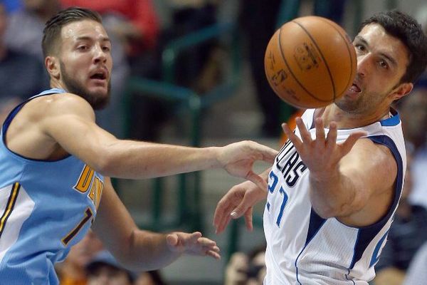 Dallas, Texas, le 6 octobre 2015. Joffrey Lauvergne (à gauche) face à Zaza Pachulia à l'occasion d'un match entre les Denver Nuggets et les Dallas Maverick.