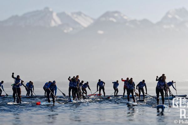 La Glagla Race se déroule sur le lac d'Annecy, en plein hiver.