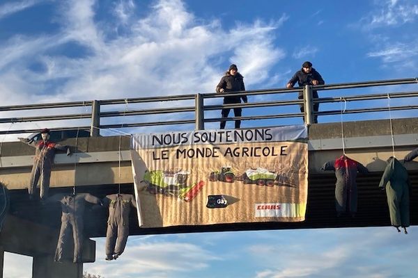 Les barrages des agriculteurs sont exempts de banderoles de la FDSEA ou des JA mais beaucoup d'élus viennent soutenir les manifestants et le font savoir.