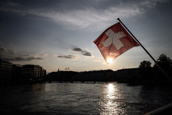 Le drapeau suisse flottant au-dessus du Rhône à Genève. 