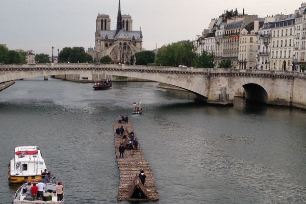 Le train de bois sur la Seine, proche de l'Ile de la Cité, dimanche 5 juillet