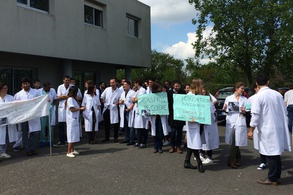 Plusieurs dizaines d'internes rassemblés devant le CHU de Rennes contre la réforme de leurs études