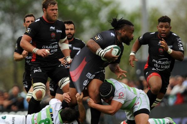 le milieu toulonnnais Mathieu Bastareaud en action