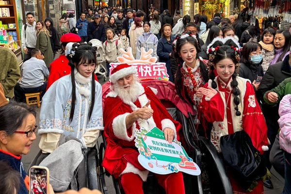 Depuis bientôt 10 ans, le Père Noël de Gérardmer est invité à passer le mois de décembre en Chine. Sur place, c’est une superstar.