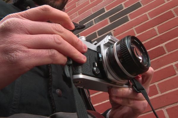 L'argentique est l'outil de travail de Clément Descubes, photographe Limougeaud.