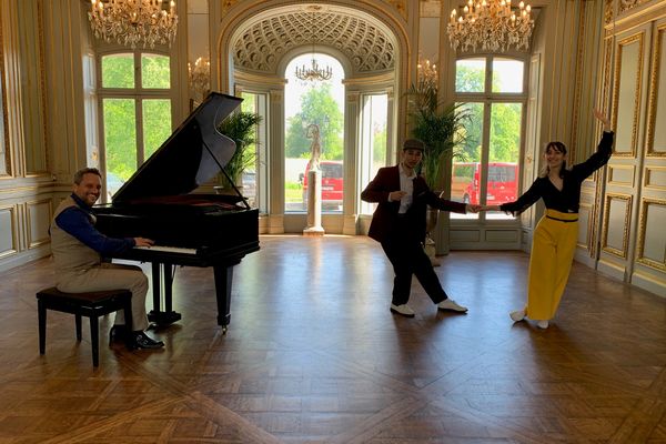 Nelly Rodiac et Lucas Charrier proposent un atelier "découverte" de boogie-woogie dans la salle du Bon Pasteur à Strasbourg.