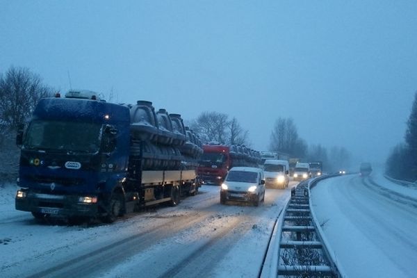 Des camions bloqués dans la neige à Mamirolle sur la N57