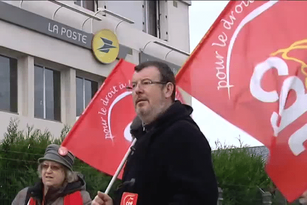 Quelques agents ont manifesté devant le centre Colis Poste de Rennes