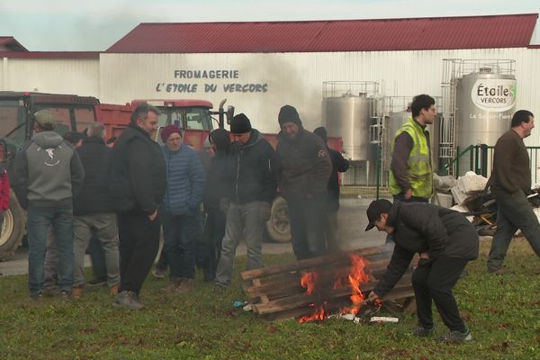 Une cinquantaine d'éleveurs laitiers de la Drôme et de l'Isère a bloqué la fromagerie de l'Étoile du Vercors, propriété du groupe Lactalis - 31 janvier 2024