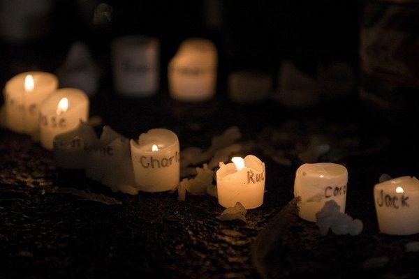 Les hommages aux victimes de la tuerie de Newtown se multiplient dans le monde entier.