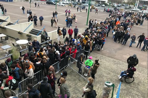 Le parvis du stade d'Ornano avant l'ouverture de la séance de dédicace d'Orelsan ce samedi après-midi.