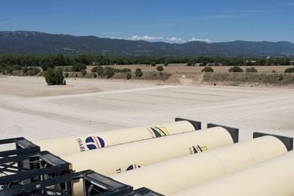 Les silos déjà installés pour les travaux de l'usine à bitume à Mallemort.