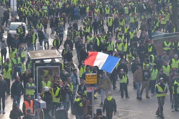 A Toulouse,  la manifestation des Gilets jaunes du 1er décembre a été très suivie et un manifestant a été grièvement blessé par un tir de flash-ball de la police   