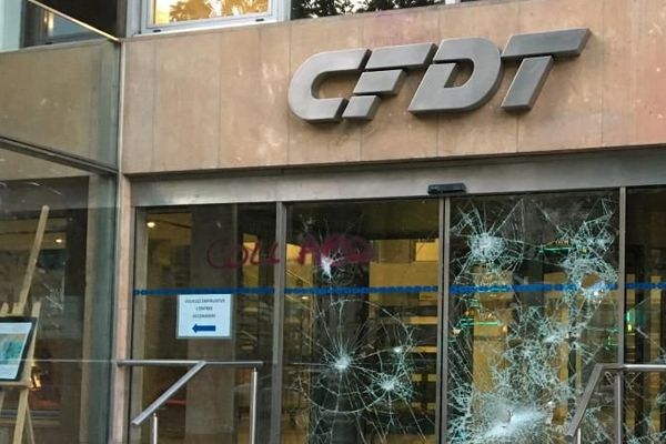 La façade du siège de la CFDT à Paris a été saccagé, le 23 juin 2016. 