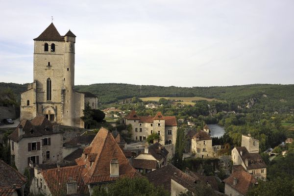 Le village de Saint-Cirq-Lapopie dans le Lot, l'un des "Plus beaux villages de France" 