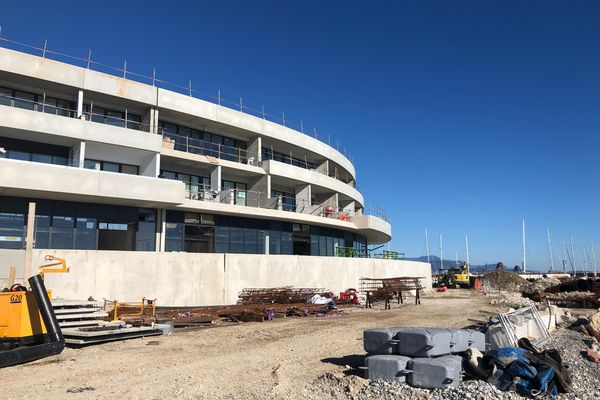 Un nouveau complexe hôtelier, qui fera face aux bateaux sur le port de plaisance, est bâti en lieu et place de l'ancien bâtiment Biovimer.