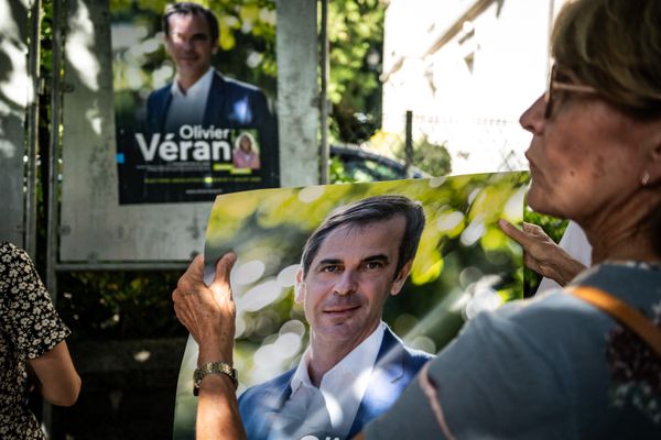 Illustration. Un homme de 27 ans a été condamné, ce mercredi 4 septembre, pour "vol avec violence" après une altercation avec un colleur d'affiches lors des élections législatives de juillet, à La Tronche (Isère).