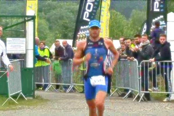 Le vainqueur -chez les hommes- du triathlon de Pont-Audemer Arnaud Chivot