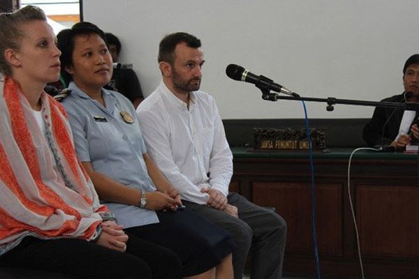 Le journaliste normand Thomas Dandois et sa collègue Valentine Bourrat au tribunal du district de Jayapura