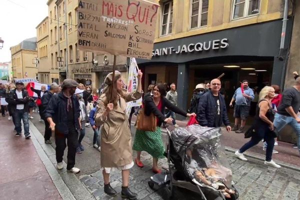 C'est pour cette pancarte brandie lors de la manifestation du 7 août à Metz que Cassandre Fristot se retrouve devant le tribunal correctionnel de Metz. 