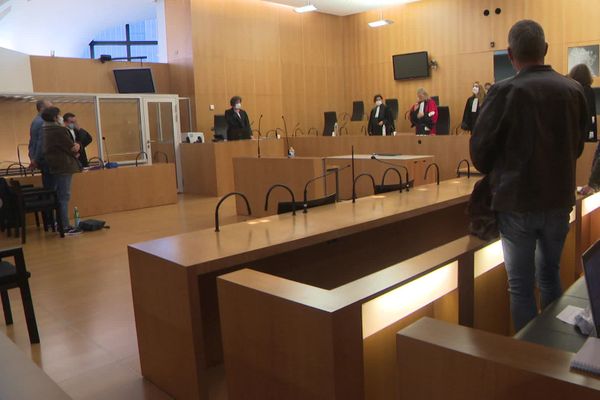 Le tribunal a acquitté Sébastien et Véronique s'appuyant sur une clause d'irresponsabilité pénale, estimant que les accusés se trouvaient sous contrainte morale en raison des injonctions répétées de leur mère qui leur demandait de mourir.
