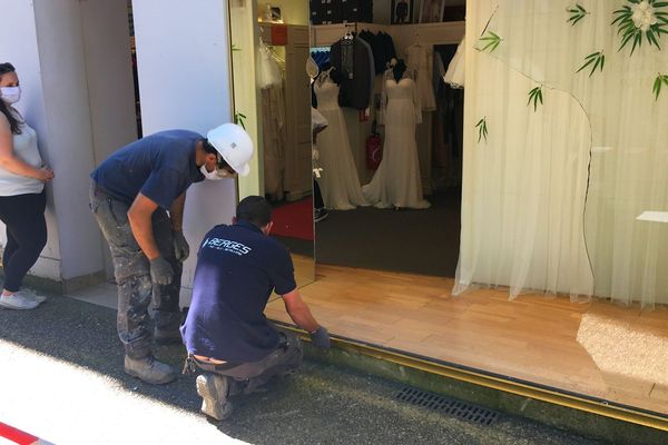 La vitrine du magasin de la rue Gambetta fracassée par le chauffard qui a pris la fuite.