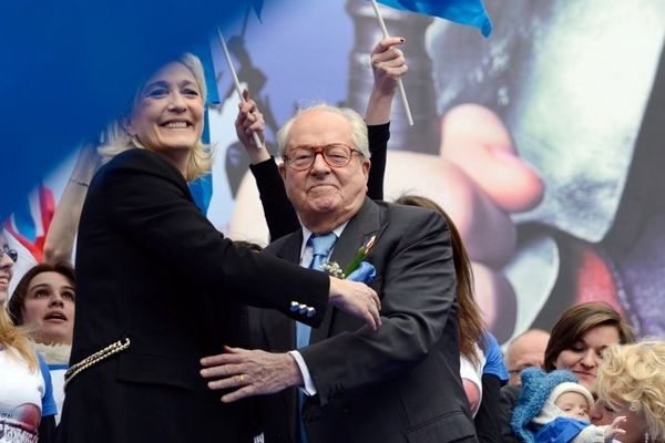 Marine Le Pen et Jean-Marie Le Pen, son père, lors du défilé du Front National le 1er mai 2013