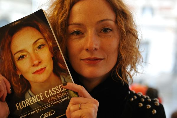 Florence Cassez présente son livre "Rien n'emprisonne l'innocence". 