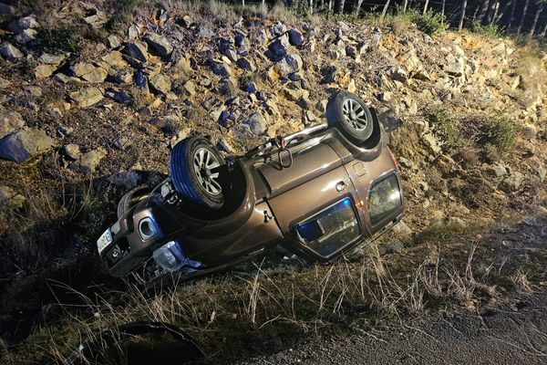 Voiture sur le toit entre Quissac et Sommières (Gard) en février 2024.