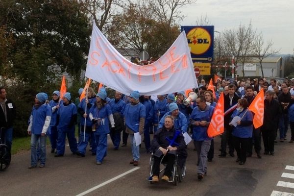 Environ 130 personnes manifestent en faveur de la clinique de la Roseraie