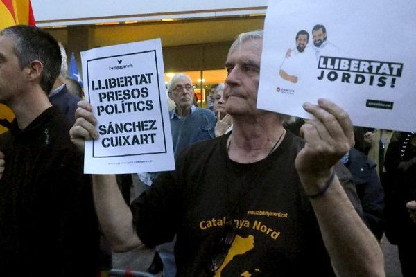 Environ 400 personnes ont manifesté à Perpignan contre l'incarcération de deux figures de l’indépendantisme Catalogne - 17 octobre 2017