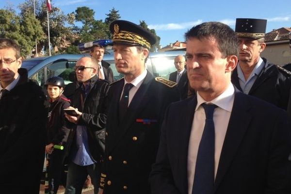 Manuel Valls venu constater les dégâts causés jeudi soir par le tir d'une roquette sur un bâtiment de la caserne Battesti d'Ajaccio