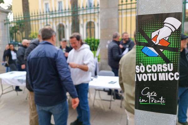 Core in Fronte en conférence de presse le 8 avril devant la Préfecture de Corse à Ajaccio. Une nouvelle fois, le parti indépendantiste appelle à boycotter l'élection présidentielle 2022.