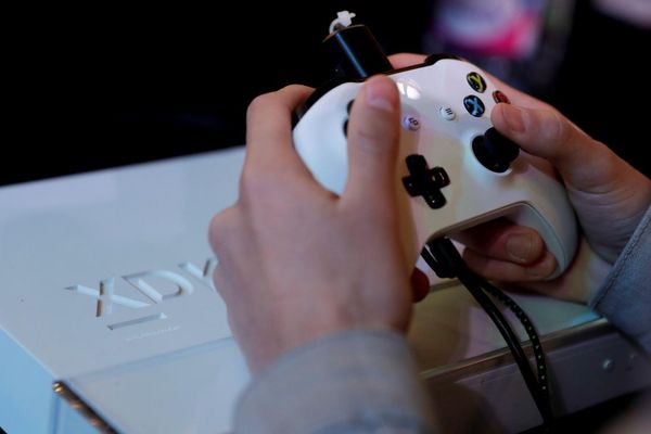 Un joueur tenant la manette d'une console de jeu. Photo AFP