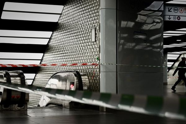 Un voyageur passe à proximité d’une section du métro parisien fermée en raison de la grève contre la réforme des retraites, le 23 décembre (illustration).