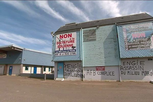 Les slogans hostiles aux éoliennes au large du Tréport