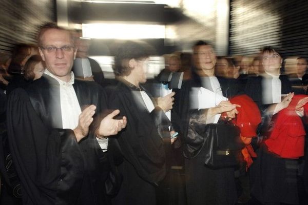 Des avocats du barreau de Nantes rassemblés dans la salle des pas perdus du palais de justice de Nantes dans le cadre d'une journée nationale de mobilisation le 29 novembre 2007