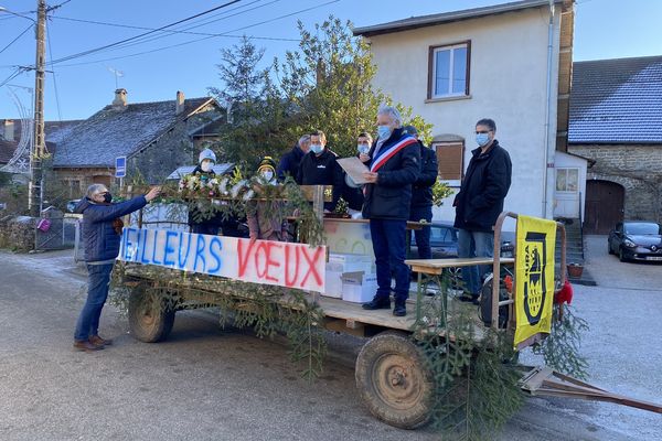 Faute de pouvoir faire une cérémonie des vœux dans la salle des fêtes, le maire de Miéry dans le Jura a organisé un cortège dans les rues de son village