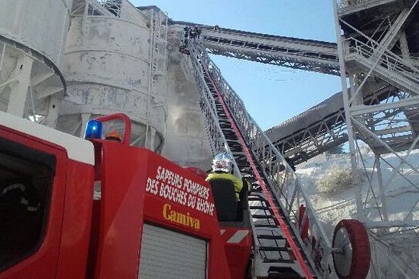 La chaleur pourrait être responsable d'un départ de feu sur un tapis convoyeur de chaux dans la carrière d'Ensuès-la-Redonne. Ce feu aurait provoqués l'embrasement des machines. L'intervention est toujours en cours.