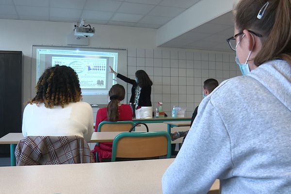 Dans cette classe, un temps d'échange entre les élèves et une représentante de la justice sur le thème des violences que peuvent subir les femmes. 