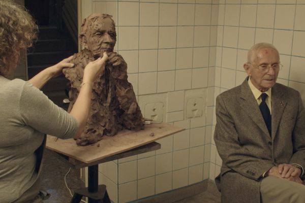 PIerre Rolinet, 98 ans, a accepté avec patience les longues séances de pose pour que Cécile Raynal puisse sculpter son portrait