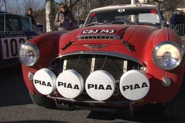 un des véhicules qui participe au Rallye Monte-Carlo historique